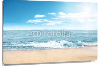 Lienzo Playa con nubes y sol